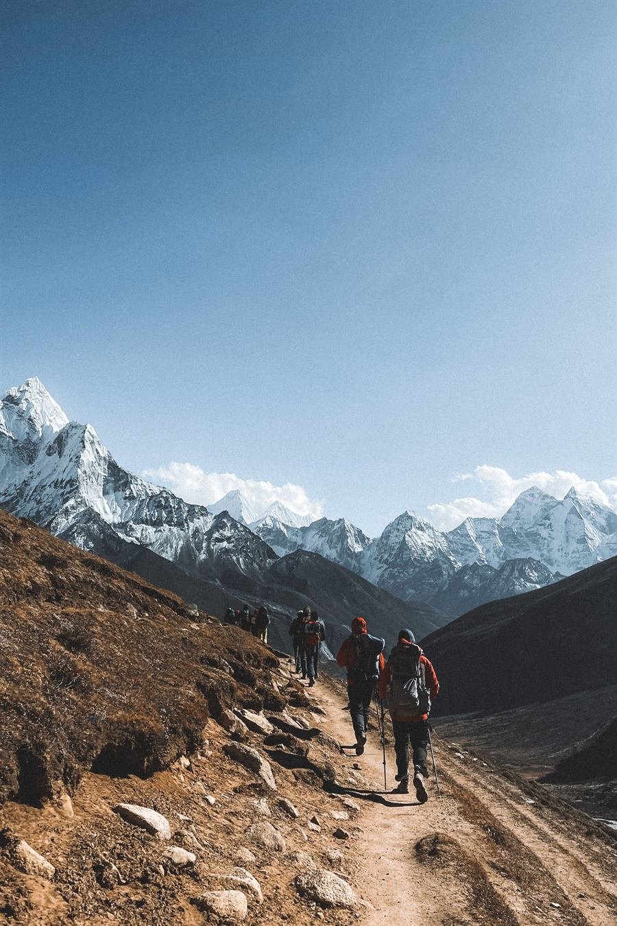 Expedición avanzando hacia cumbres nevadas de alta montaña — Skadi